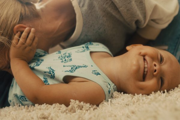 Sponsored Video: Babys Bäuchlein blubbert: Weshalb, wie genau – und was Sie dazu wissen sollten